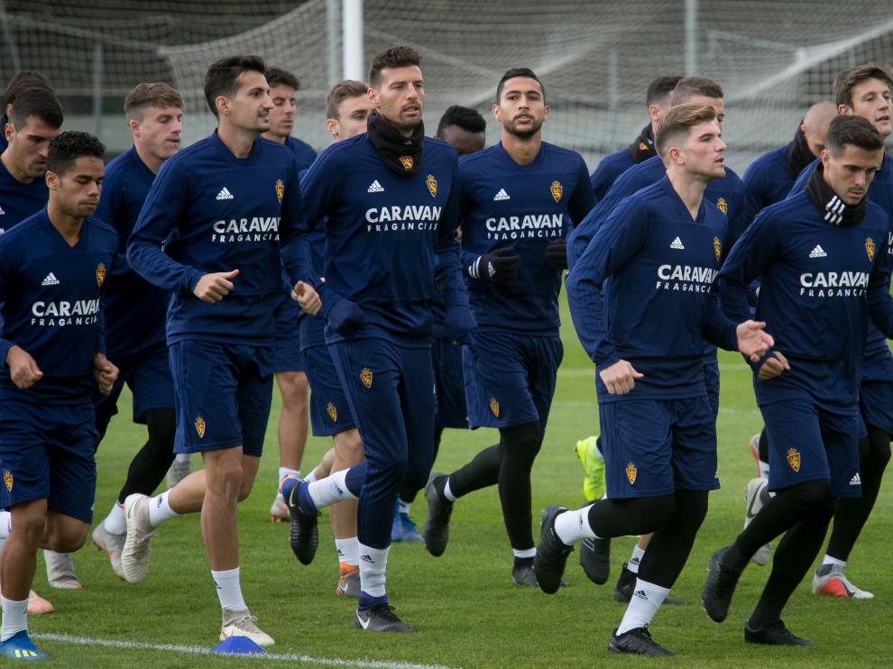 Varios jugadores del Real Zaragoza, en un entrenamiento en la Ciudad Deportiva.