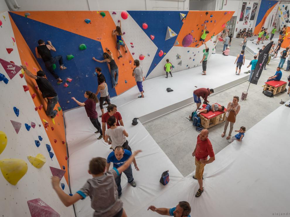Niños y adultos practicando boulder en las instalaciones del centro Bulderland de Zaragoza.