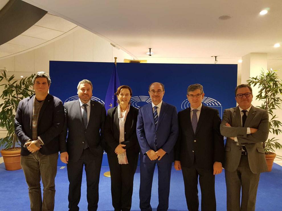 Inés Ayala, en el Parlamento europeo, con parte de la delegación aragonesa y valenciana que acudió este lunes a defender la línea de Teruel.