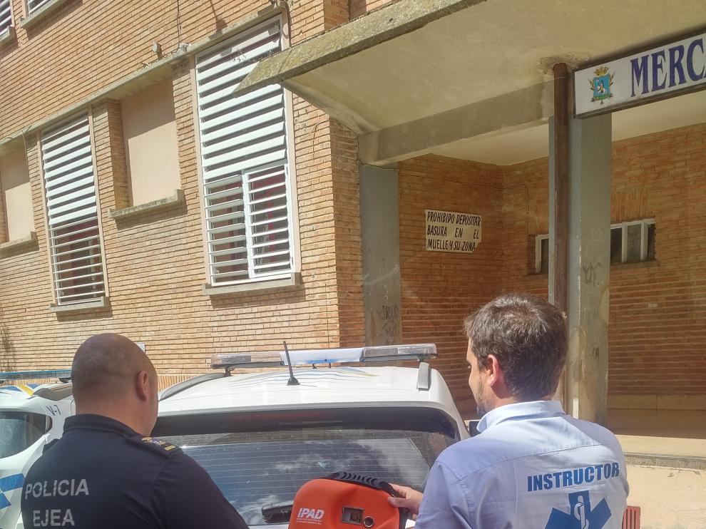 Un agente recibe el desfibrilador durante un curso de formación.