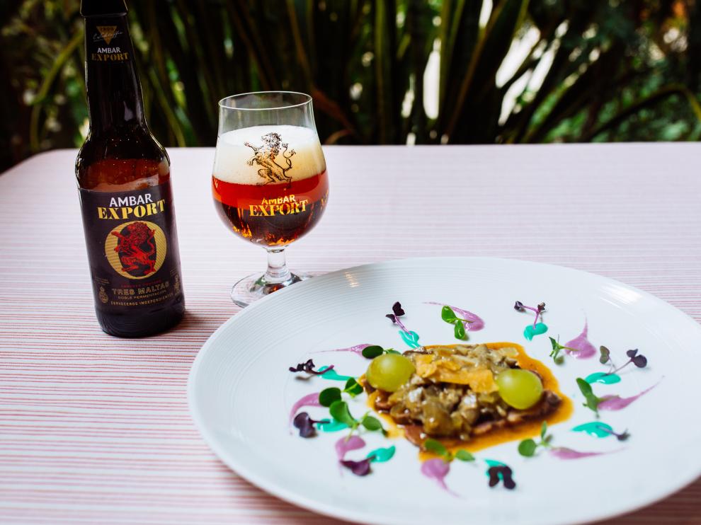 Magret de pato con hongos, uvas y caramelo de piñones y salsa de Oporto y Ambar Centeno, maridado con Ambar Export.