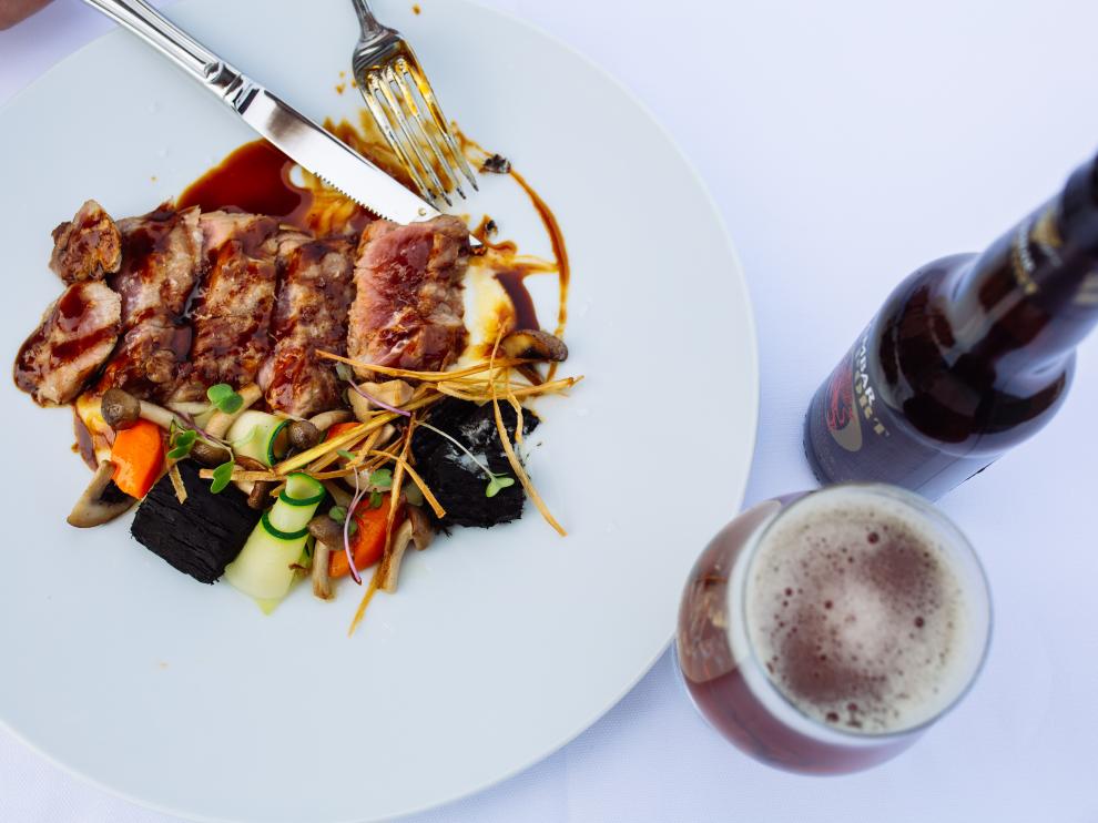 Una pluma ibérica con verduritas, maridada con una Ambar Export.