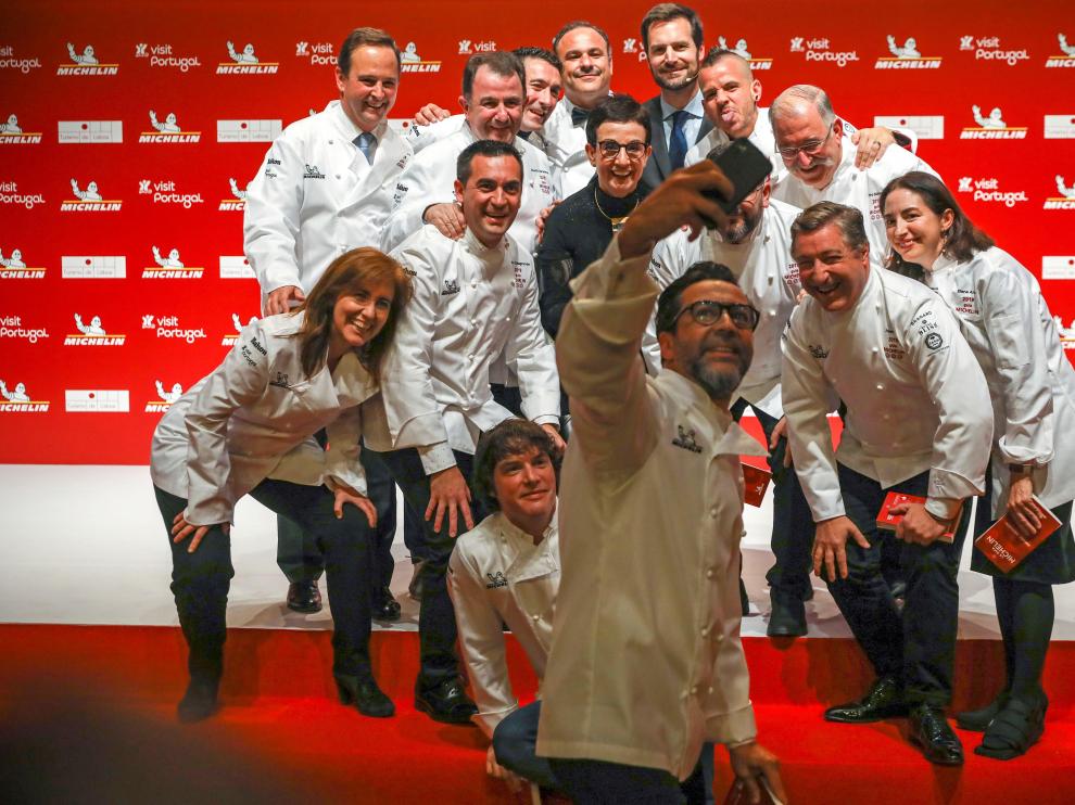 Varios de los cocineros galardonados posan para una foto durante la presentación de la Guía Michelín.