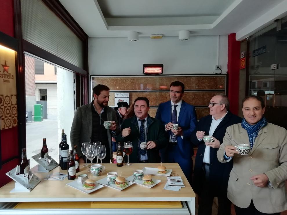 Presentación de 'La ruta del perolico' con representantes de Caja Rural, la patronal hostelera y del Ayuntamiento.