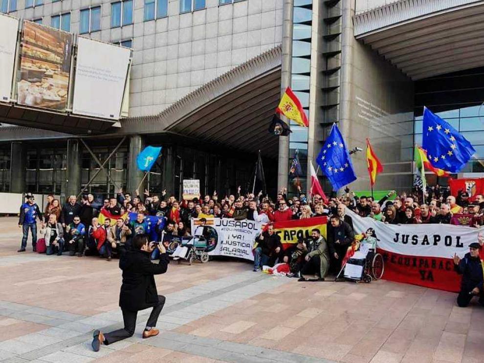 Jusapol ante las puertas del Parlamento.
