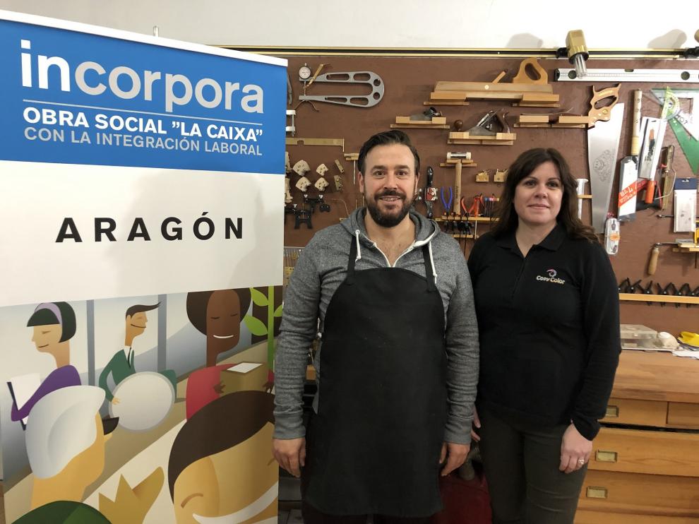 Miguel Aznar y Almudena León, este martes, en el taller del lutier aragonés.
