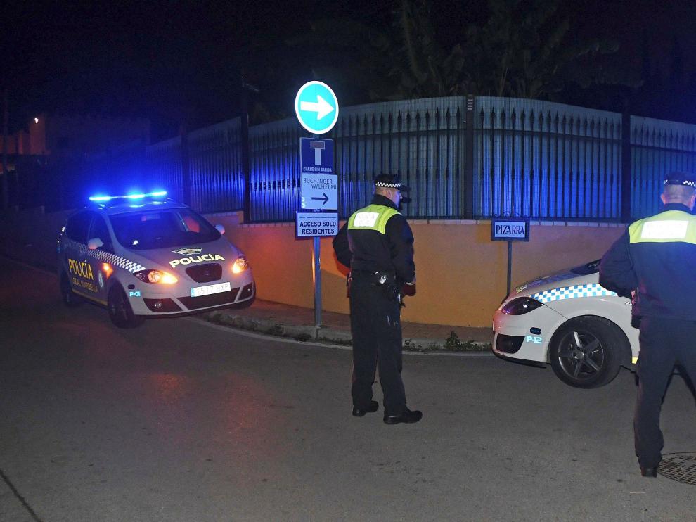 Agentes de Policía cerca del lugar donde ocurrió el crimen.