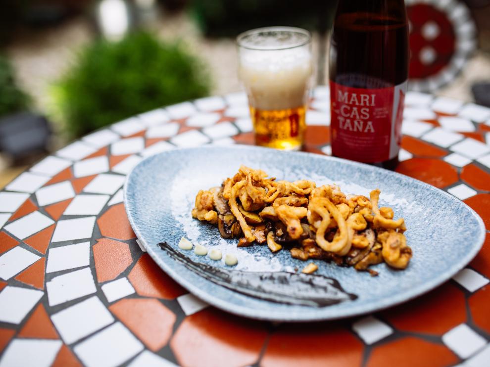 Chipirones harinados y fritos, sobre alioli de ajo negro con Ambar Mari Castaña del restaurante Nueva Karambola.