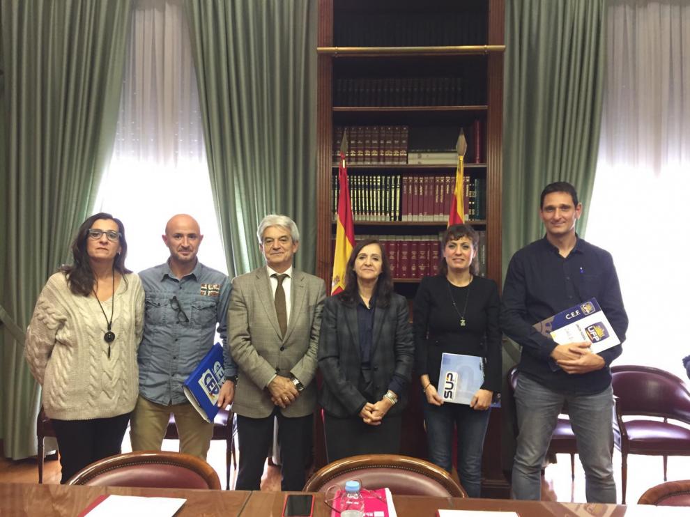 Carmen Sánchez (tercera por la izquierda), delegada del Gobierno en Aragón, junto con los representantes sindicales y el subdelegado de Zaragoza, José Abadía.