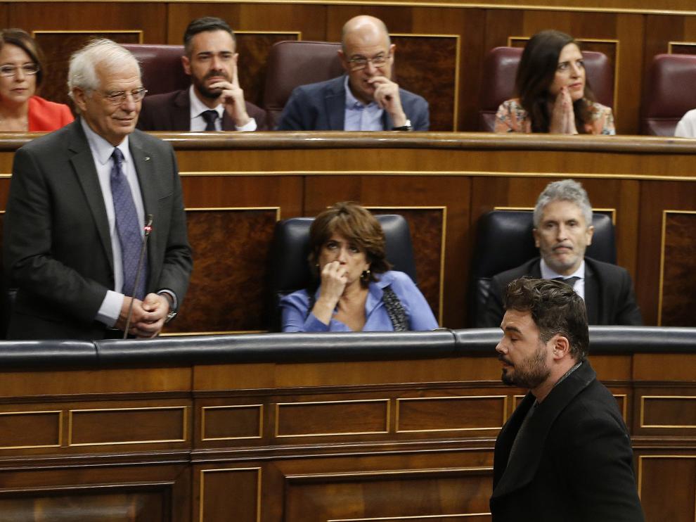 Momento en el que Rufián abandona el hemiciclo ante la mirada de Borrell
