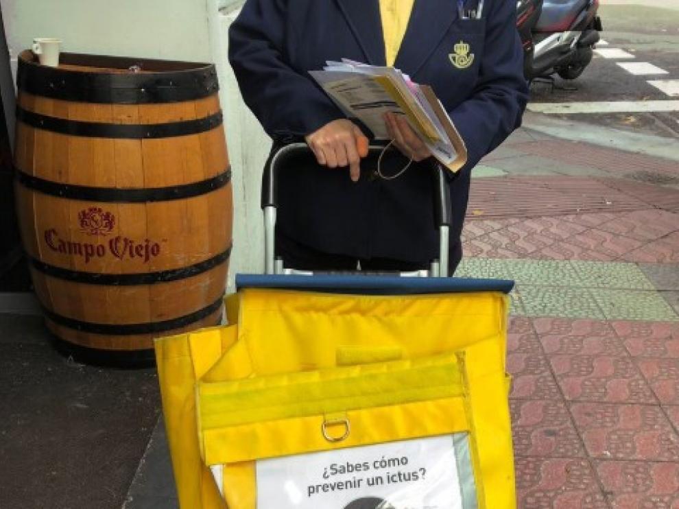 En las calles de Zaragoza ya se pueden ver carteros de Correos con el carro que lleva las normas básicas para prevenir el ictus.