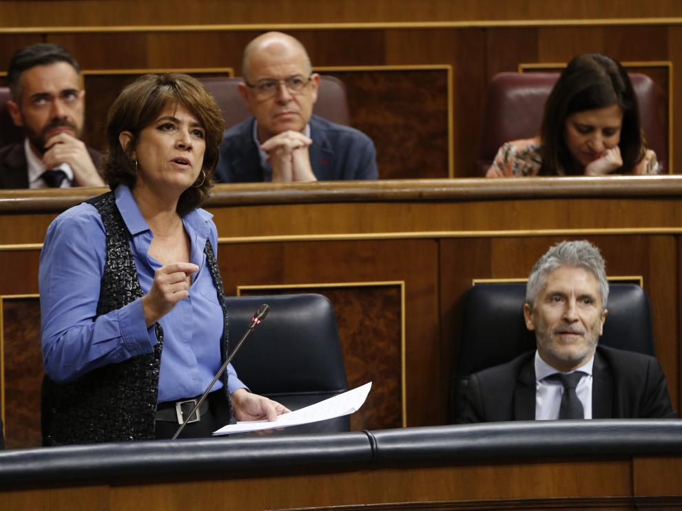 La ministra de Justicia, Dolores Delgado, y el ministro del Interior, Fernando Grande-Marlaska durante la sesión de control.