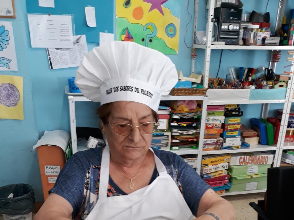 Una usuaria, durante el taller, preparando una receta.