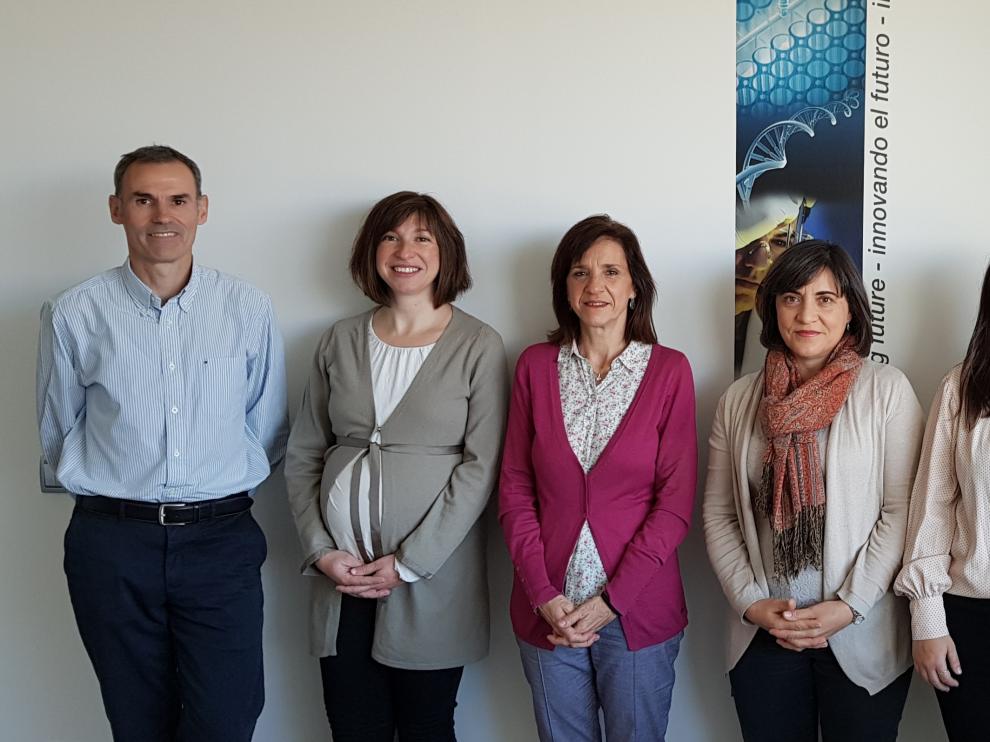 De izquierda a derecha, Luis Mata, director técnico de Zeulab; Patricia Galán, investigadora responsable de la línea de alérgenos de Zeulab; María Dolores Pérez Cabrejas, catedrática de Tecnología de Alimentos de la Universidad de Zaragoza y directora del proyecto; Lourdes Sánchez, catedrática de Tecnología de los Alimentos de la Universidad de Zaragoza; e Isabel Segura, investigadora de la línea de alérgenos.