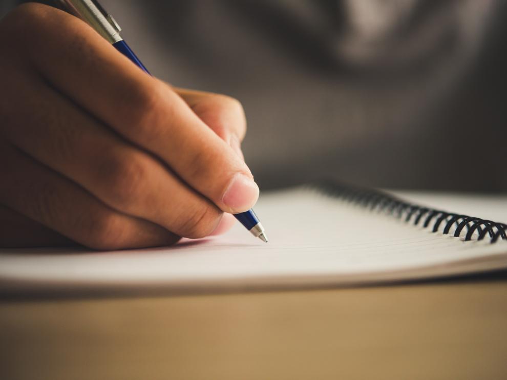 Imagen de archivo de una persona estudiando.