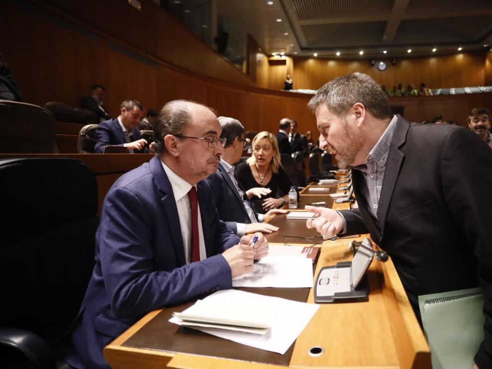 El presidente Javier Lambán, junto al consejero José Luis Soro, en el pleno de las Cortes