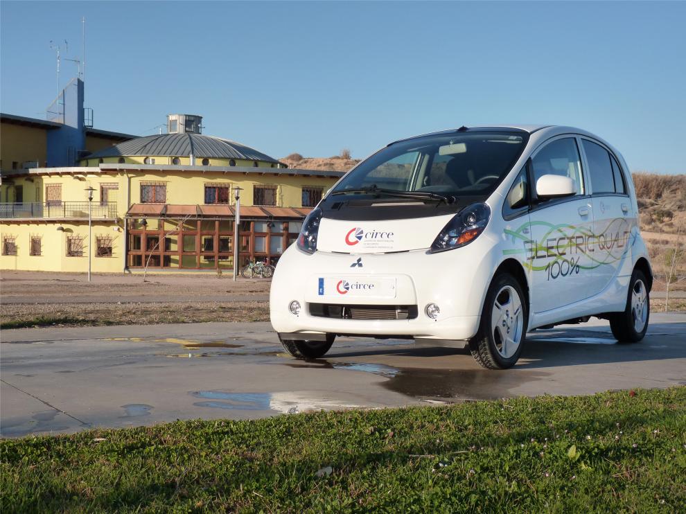 Un coche eléctrico delante de las instalaciones del CIRCE