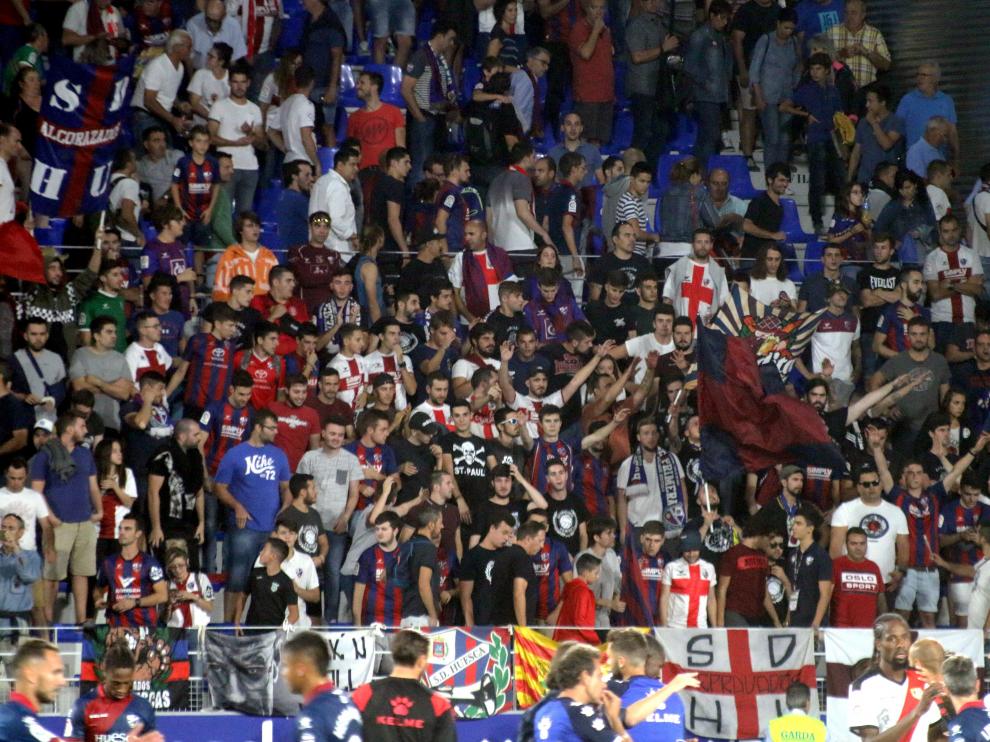 Aspecto de la grada de El Alcoraz en el partido SD Huesca-Rayo Vallecano.