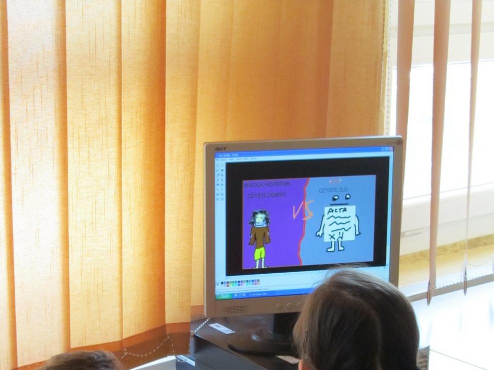Unos niños navegan por internet
