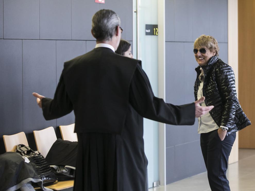 La acusada, Victoria Pinilla, saludada por su abogado, Santiago Palazón, ayer, en la Ciudad de la Justicia de Zaragoza.