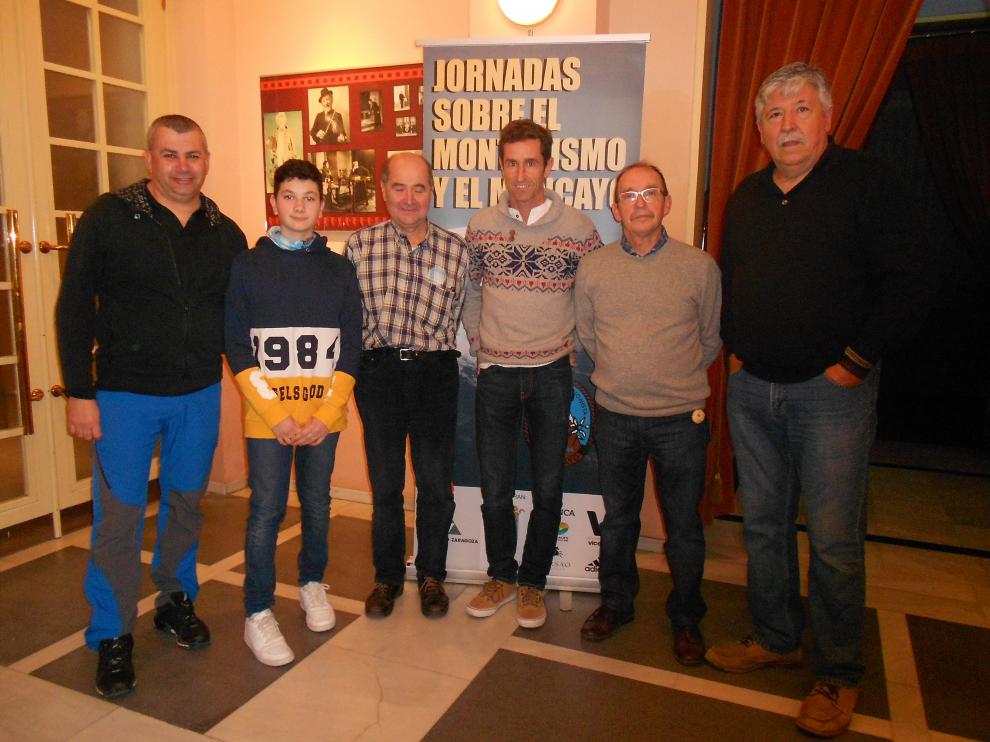 Integrantes del Centro Excursionista Moncayo rodean a Jorge García-Dihinx, ponente de la segunda conferencia.