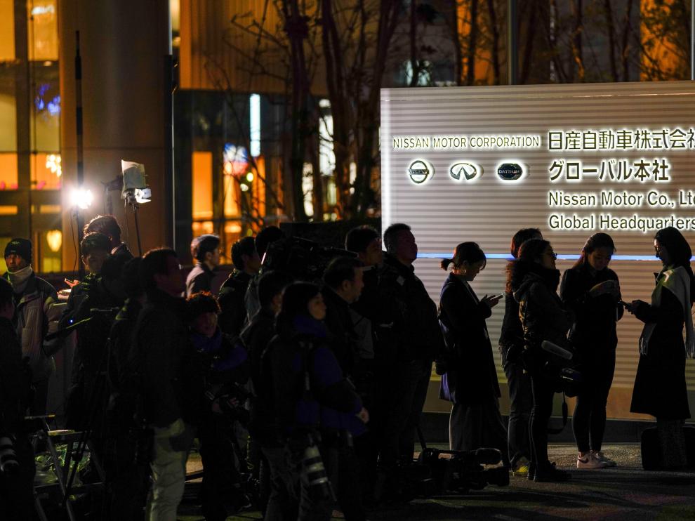 Varios periodistas aguardan en la puerta de la empresa Nissan Motor Co. en Yokohama.