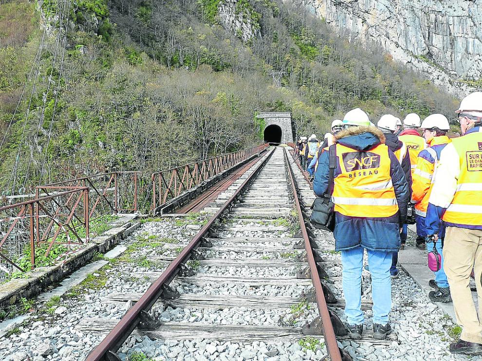 Políticos y técnicos en la visita de ayer, en un tramo de la localidad francesa de Urdós.