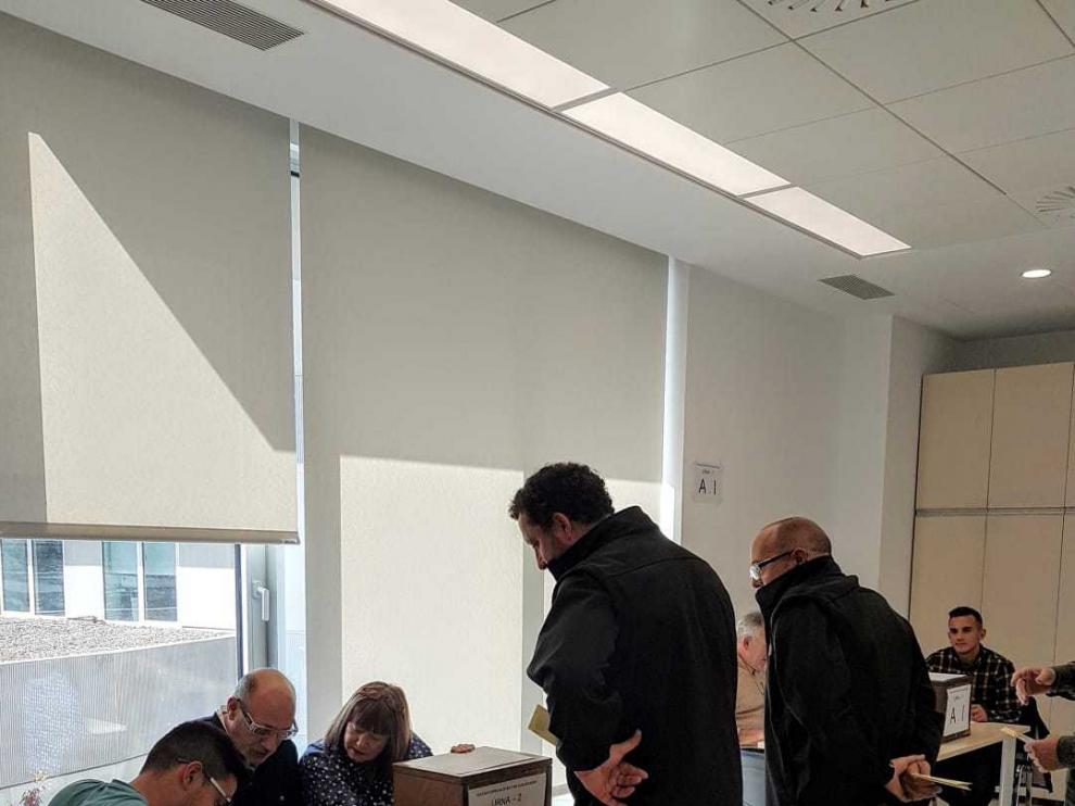 Un momento de la votación en las elecciones sindicales hoy en Pikolin