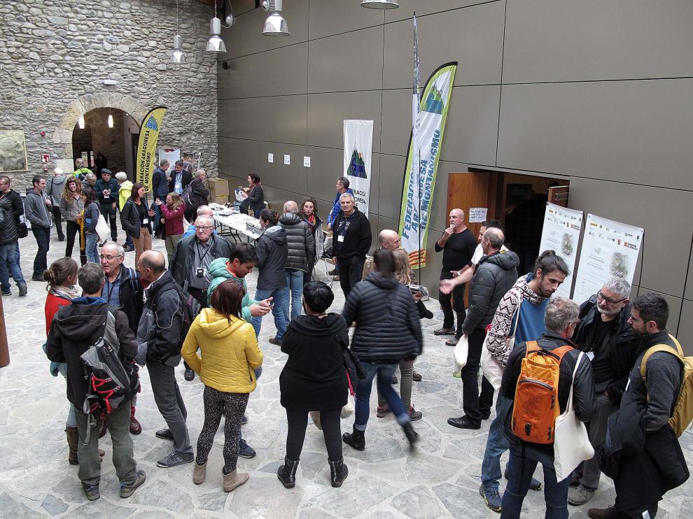 Participantes en el patio del palacio de los Condes de La Ribagorza de Benasque.