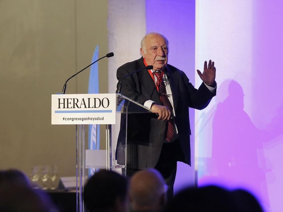 El doctor Félix López Elorza, durante su intervención en la segunda jornada del IV Congreso de Gastronomía y Salud en Zaragoza.