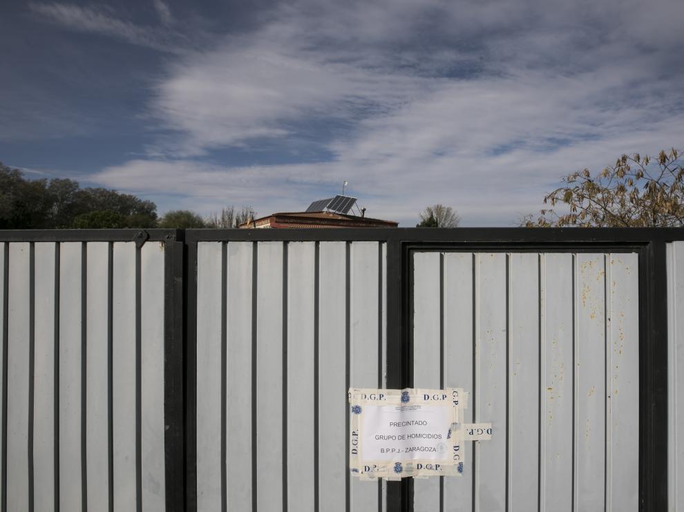 La entrada de la casa permanece precintada por la Policía.