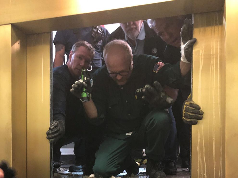 Operación de rescate en el ascensor de un rascacielos de Chicago.