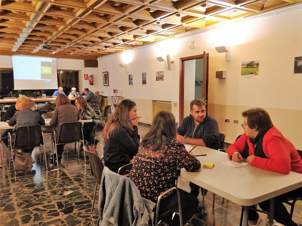 Participantes en uno de los talleres llevados a cabo durante el proceso participativo 'Los nombres de Ayerbe'.