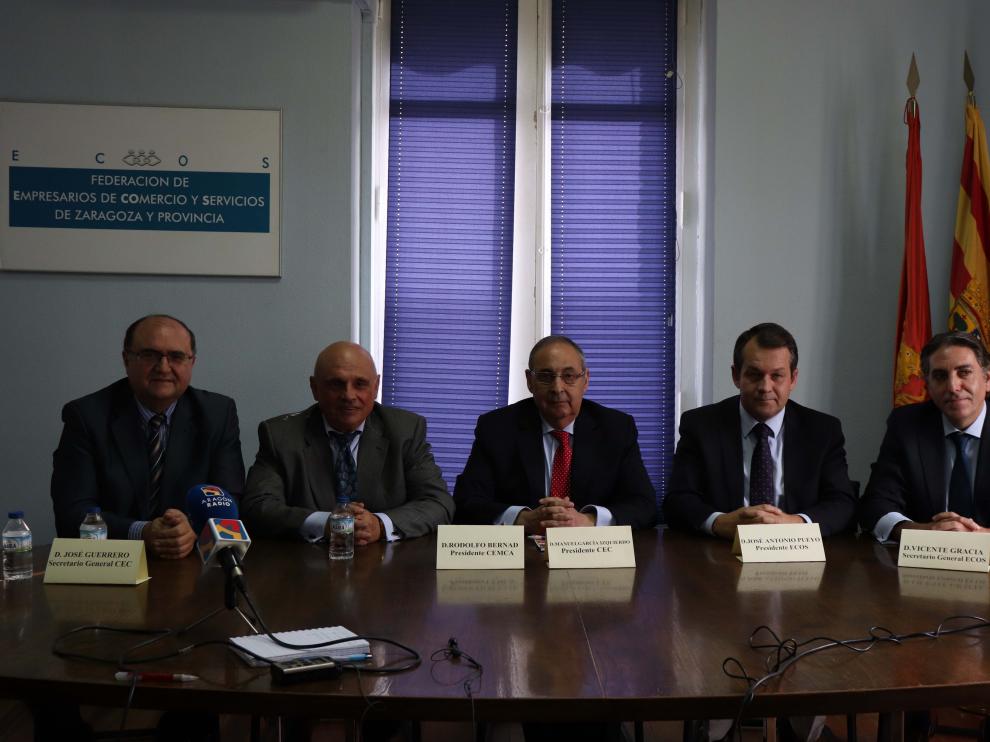 El secretario general de CEC, José Guerrero; el presidente de CEMCA, Rodolfo Bernad; el presidente de CEC, Manuel García Izquierdo; el presidente de ECOS, José Antonio Pueyo, y el secretario general de ECOS y CEMCA, Vicente Gracia, durante la presentación del I Día Nacional del Comercio.
