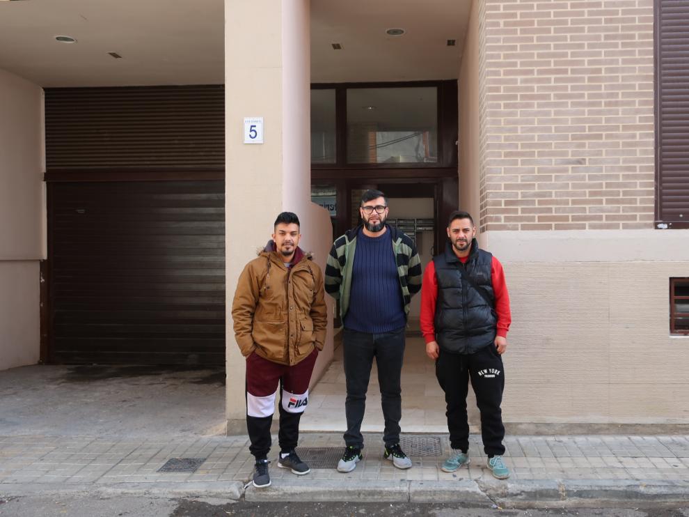 Algunos de los vecinos okupas del edificio de la calle Eva Duarte, 5, en el barrio Oliver.