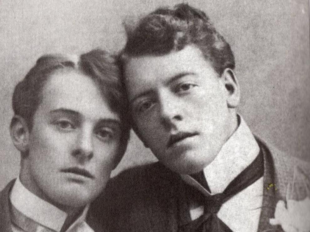 Alfred Douglas (izda.), novio de Oscar Wide, con su primo.