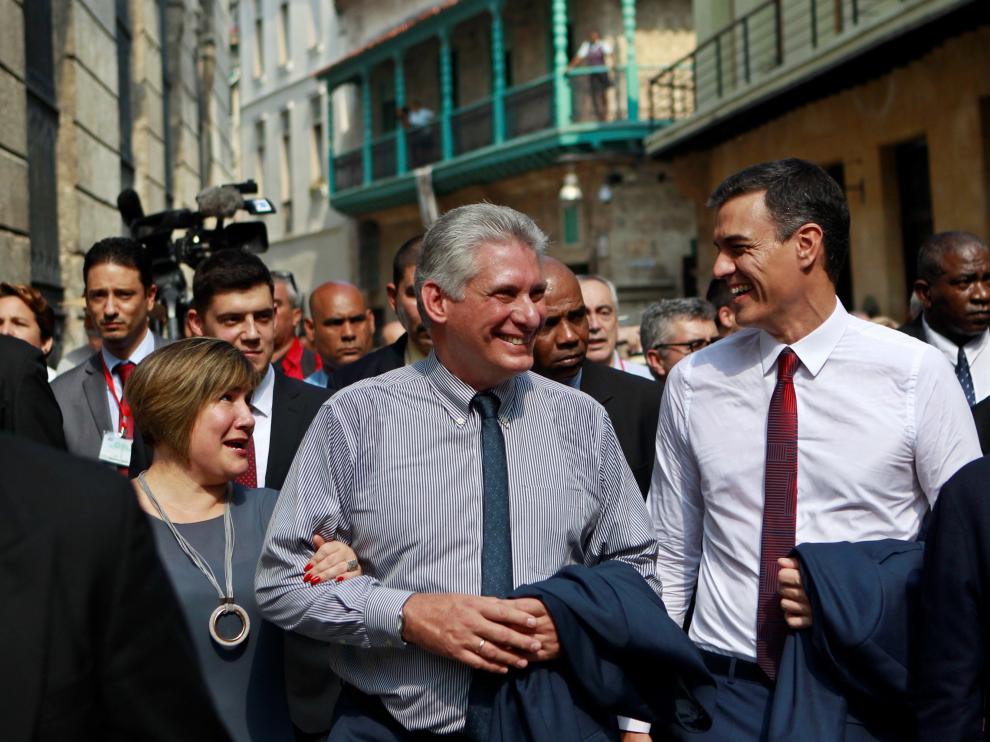 Paseo de Sánchez y del presidente cubano con sus esposas por las calles de La Habana Vieja