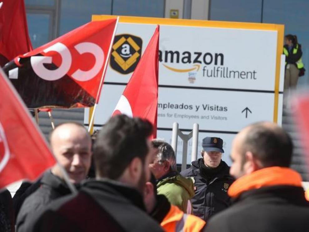 La plantilla del almacén más grande de Amazon en España hace huelga en pleno Black Friday