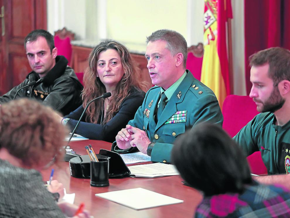 En el centro de la imagen, el teniente coronel jefe de la Comandancia de la Guardia Civil de Huesca.