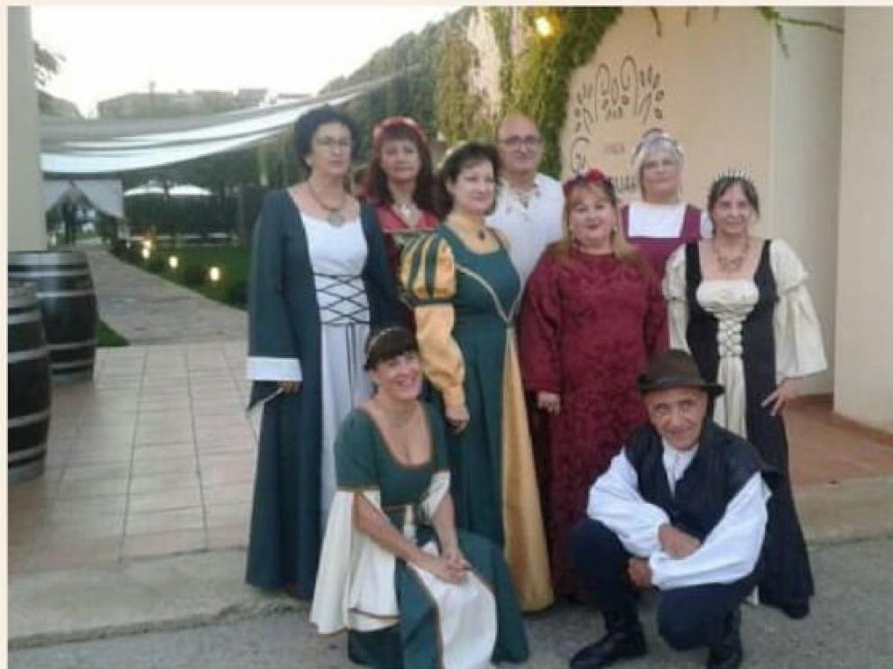 Varios zaragozanos aficionados a la danza medieval, ataviados con la indumentaria de la época.