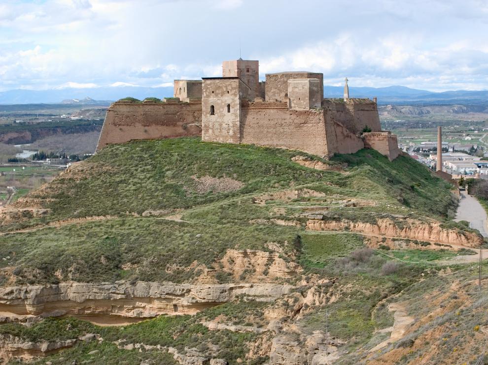 Una panorámica de la imponente y milenaria fortaleza de Monzón, ciudad en la que se celebra la Feria del Libro Aragonés.