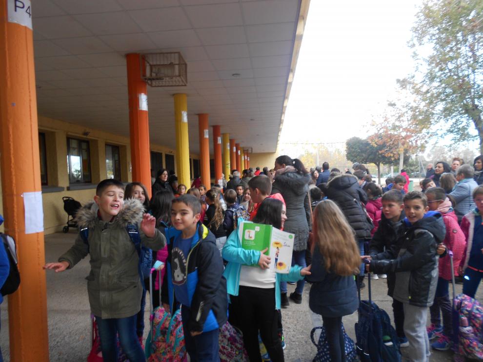 Alumnos del colegio Moncayo de Tarazona entran en clase con música gracias al proyecto 'Entramos cantando'.