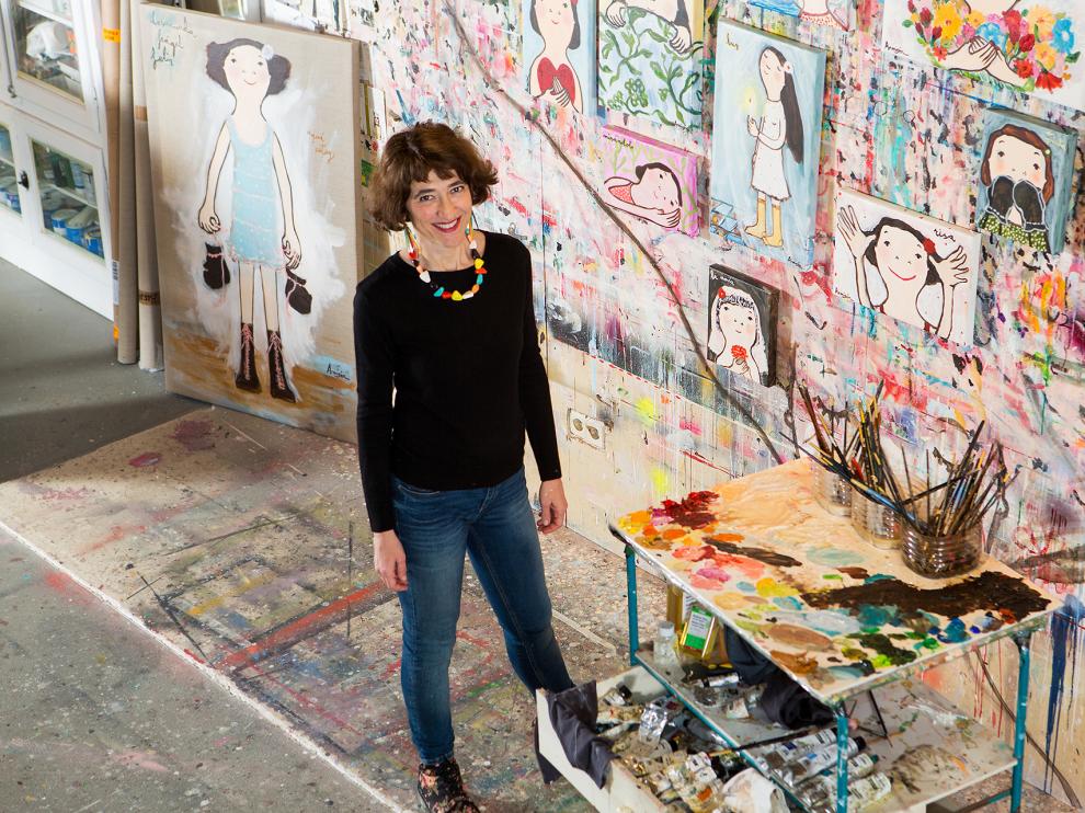 Eva Armisén en su estudio: pinta, dibuja, ilustra, colabora con diversos autores.