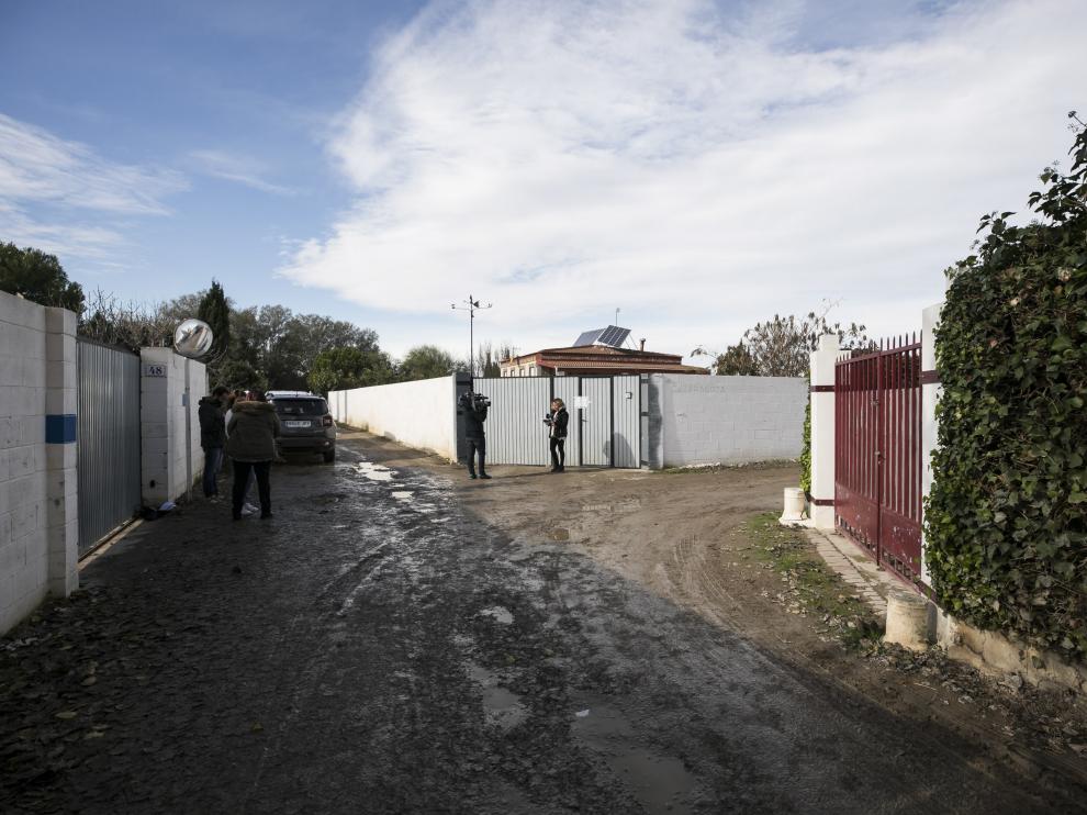 La entrada de la finca fue precintada por la Policía.