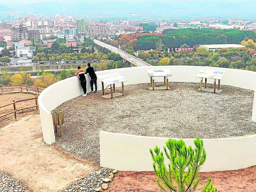 El antiguo depósito de agua se ha acondicionado como mirador para contemplar la muralla.