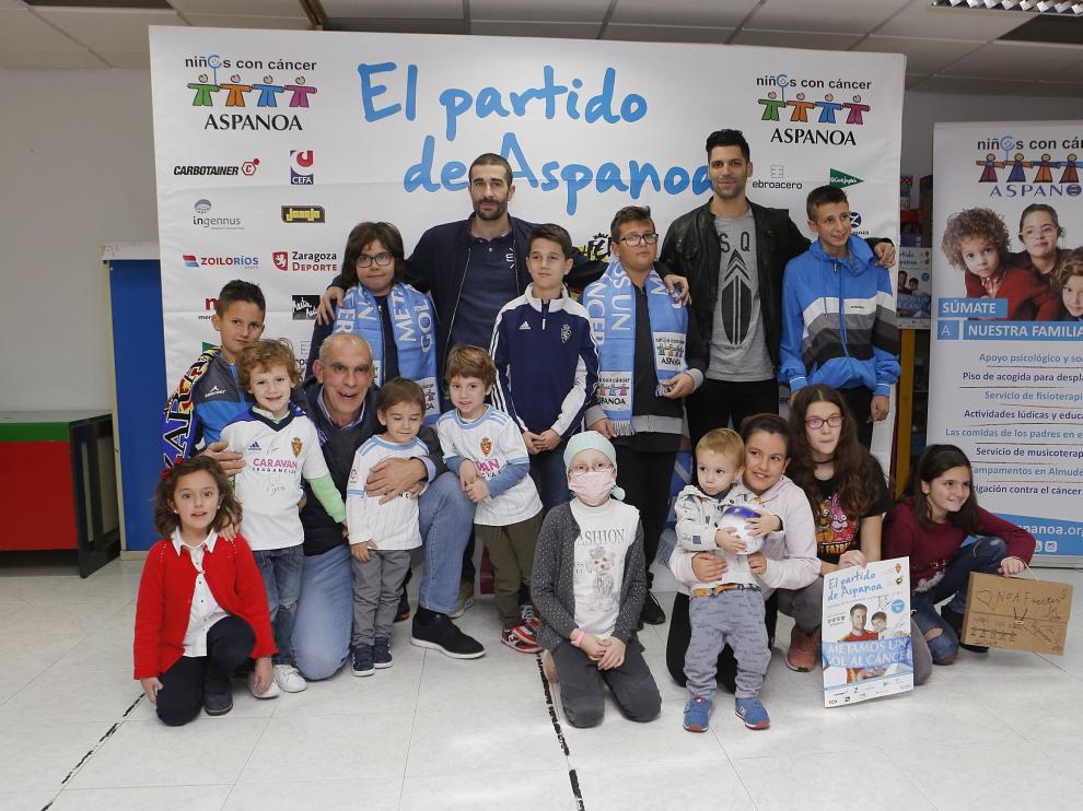 Los exjugadores del Real Zaragoza Lafita, Cani y Cedrún con los niños con cáncer de Aspanoa.
