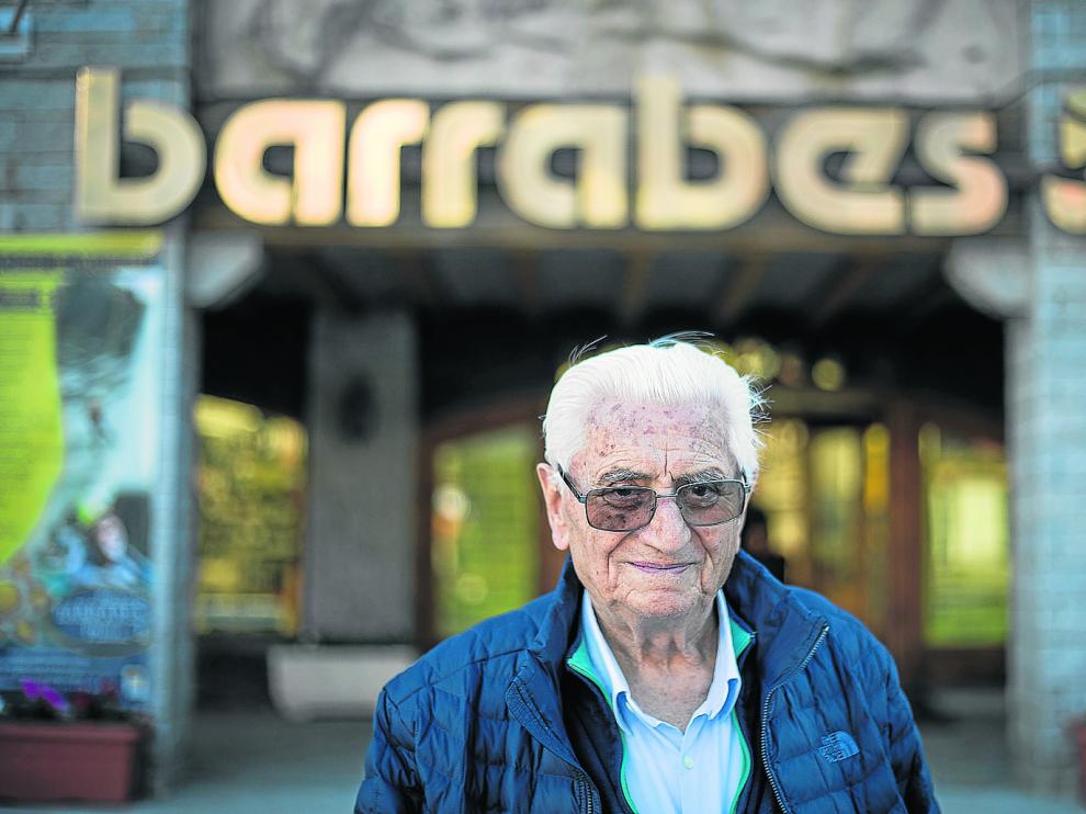 José Barrabés, delante de su famosa tienda de productos para el esquí y la montaña.
