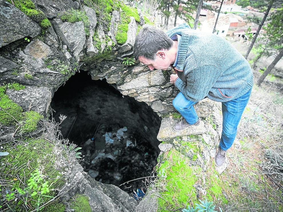 El alcalde de Paracuellos de la Ribera, Javier Solanas, observa el nevero que el pueblo quiere recuperar.