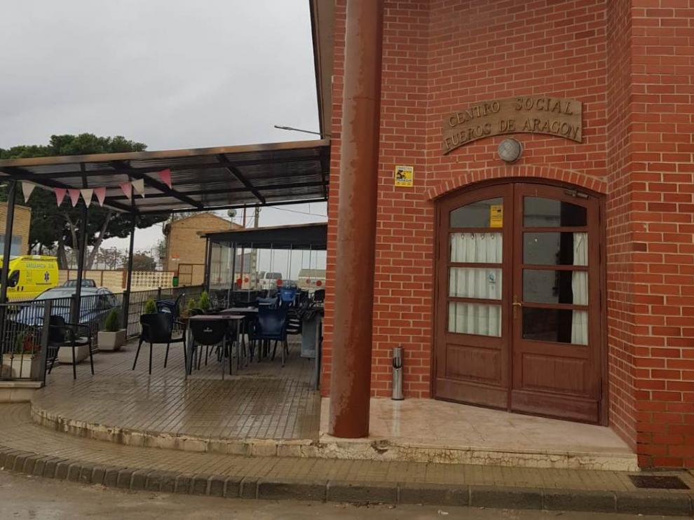 Los cacos han accedido forzando la puerta principal del local.