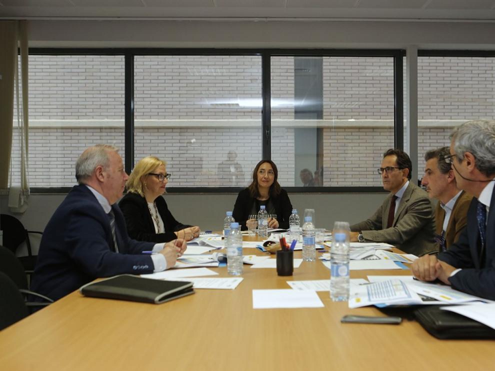 La reunión que ha tenido lugar esta mañana en el edificio Trovador de Zaragoza en la sede territorial de la Inspección de Trabajo. Han estado María Soledad de la Puente, directora general de Trabajo de la DGA; Francisco Javier Falo, director general de Salud Pública; Jesús Moros, asesor técnico del Inaem; Fernando de Miguel, del Servicio de Empleo Estatal, María Soledad Serrano, directora del Organismo estatal de la Inspección de Trabajo y Seguridad Social y Román García, máximo responsable de la Inspección en Aragón